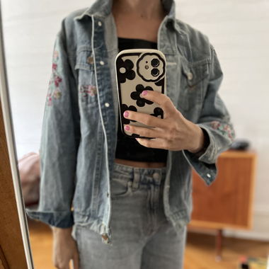 Jeansjacke mit Stickereien
