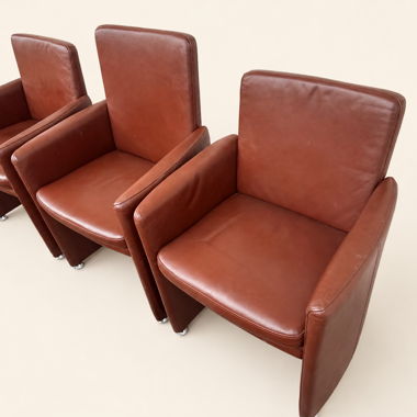 Tre poltrone in pelle marrone