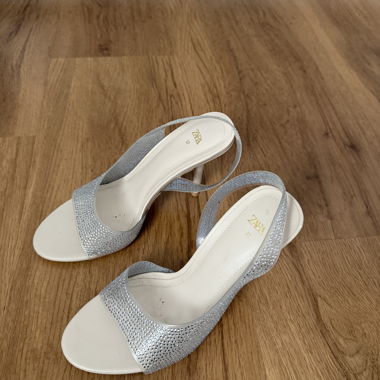 Glitzernde hohe Schuhe
