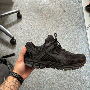 NIKE VOMERO 5 TRIPLE BLACK