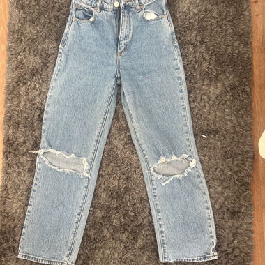 Jeans a lavaggio chiaro effetto distressed