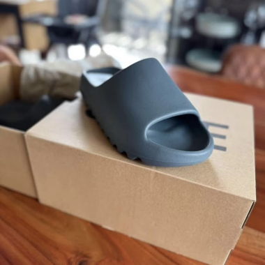 Yeezy slide 