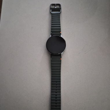 Smartwatch con cavo di ricarica