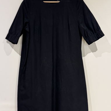 Robe courte noire à manches bouffantes