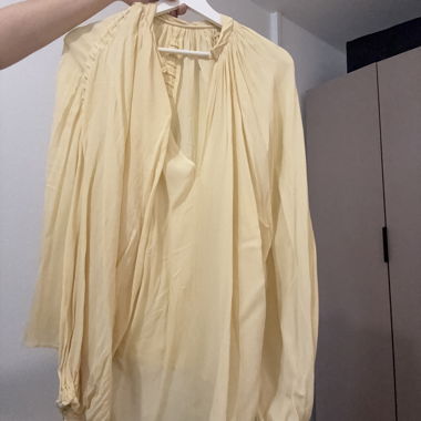 Pastellgelbe Bluse
