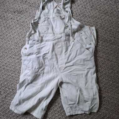 Kurze weisse Latzhose