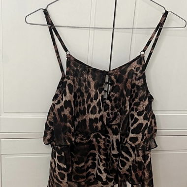 Top animalier con spalline
