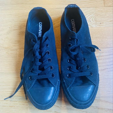 Schwarze Converse-Sneaker