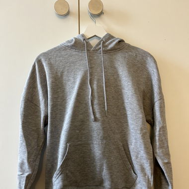 Grauer Pullover