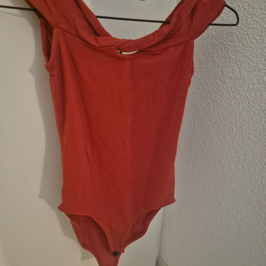 Body rouge sans manches