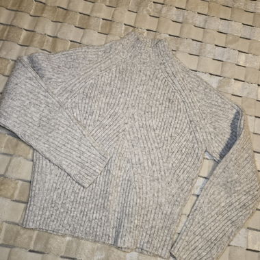 Maglione costine grigio con collo alto