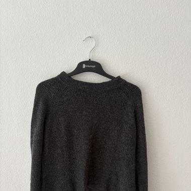 Grauer Strickpullover 