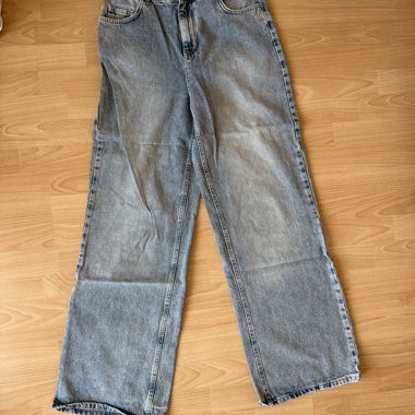 Blue wide-leg jeans