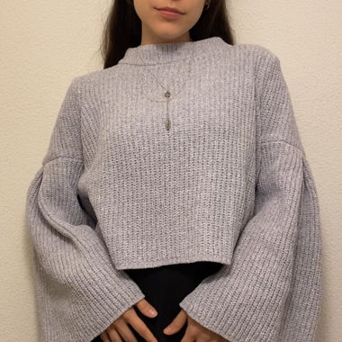 hellblauer Pulli mit weiten Ärmeln