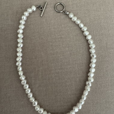 Collana di perle con chiusura in metallo