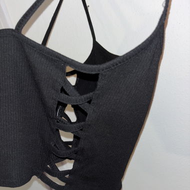 Crop top noir avec trou