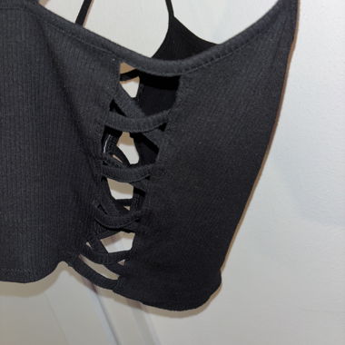 Crop top noir avec trou