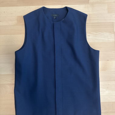 COS Blaues ärmelloses Top