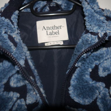 Veste duveteuse au motif de cœur bleu