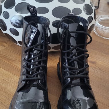 Schwarze Lack-Stiefeletten