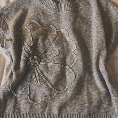 Maglione a maniche corte fiore grigio