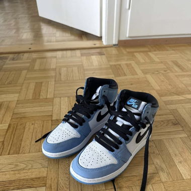 Chaussure Jordan rétro bleu 