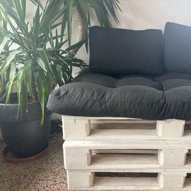 Palettes en bois et coussins de jardin