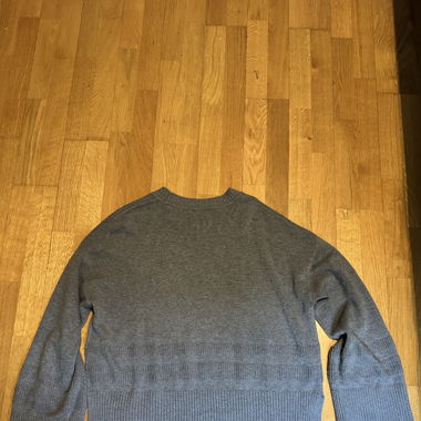 Grauer Pullover