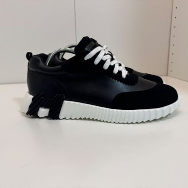 Schwarzer Sneaker 