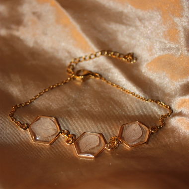 Goldenes Armband mit Hexagon-Anhängern