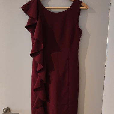 Bordeaux-Kleid mit Volants und Ein-Schulter-Design