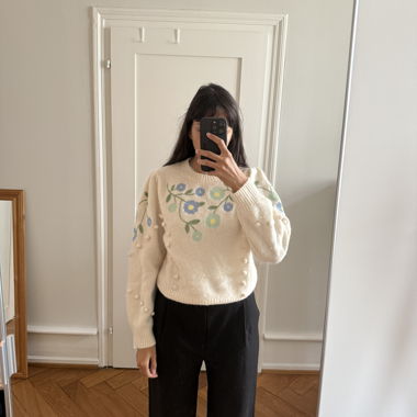 Pull en maille avec broderies