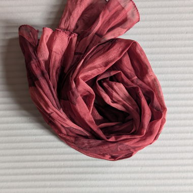 Sciarpa bordeaux sottile con motivo di rose