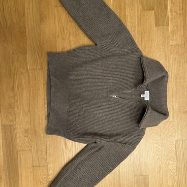 Maglione marrone a coste con mezza cerniera