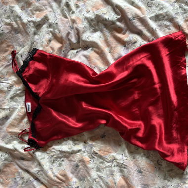 Robe en satin rouge