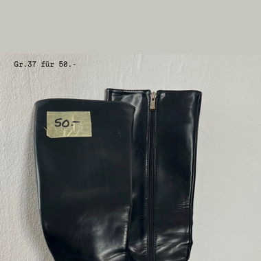 Schwarze Leder-Stiefel mit Absatz