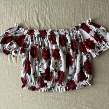 Weisses Shirt mit roten Rosen cropped