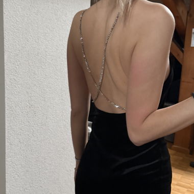 Miniabito nero con spalline a catena