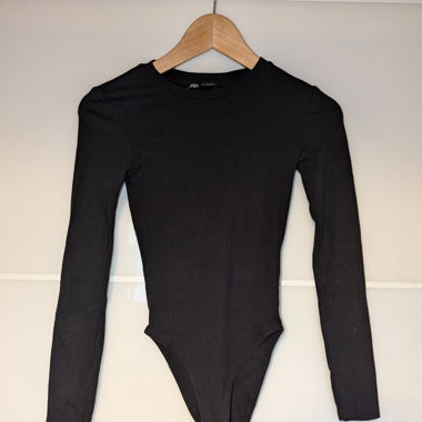 Schwarzer langarm Body
