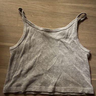 Top corto grigio Brandy Melville