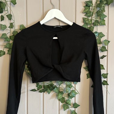 Black long-sleeve crop top