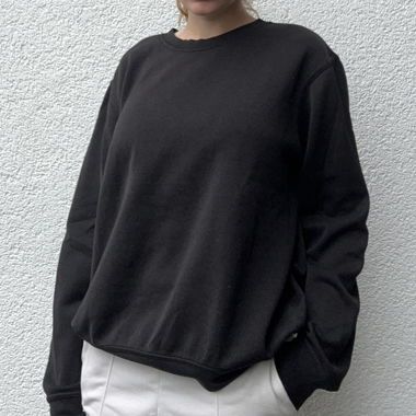 Schwarzer Pullover
