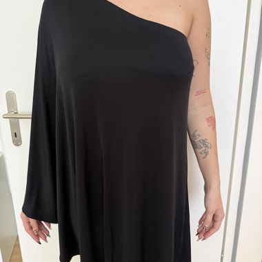 Schwarzes Kleid