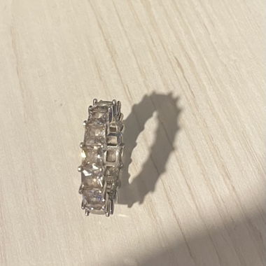 Anello eternity color argento con pietre