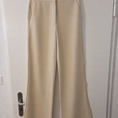 Hellgelbe Sommerhose