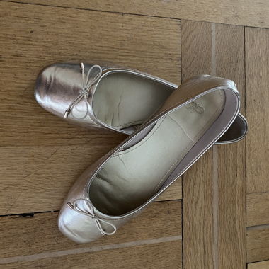 Golden ballet flats, with bow