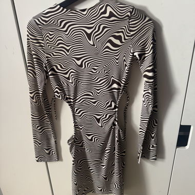 Zebrajugend-Kleid mit langen Ärmeln