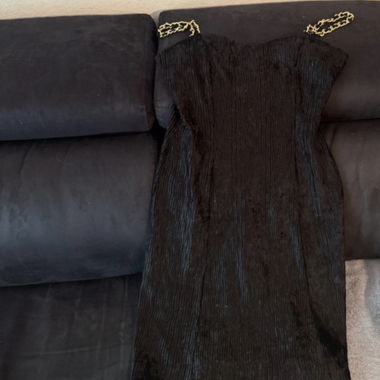 Abito nero plissettato con catena