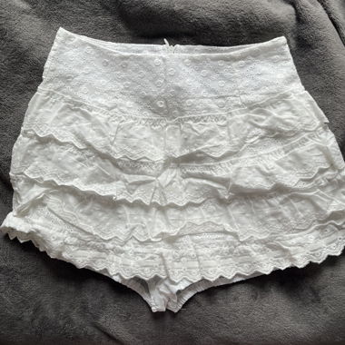 Weisse Rüschen-Rock mit Unterhose
