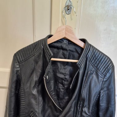 Schwarze Lederjacke